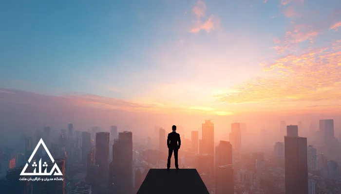 تصویر فردی ایستاده بر فراز شهر در طلوع خورشید؛ نمادی از رشد، چشم‌انداز و مزایای تجربه کارآفرینی