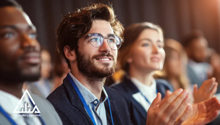 تصویر جوانان و دانشجویان در حال مشارکت و تشویق در یک رویداد حرفه‌ای؛ نمادی از مزایای حضور نسل جوان در باشگاه مدیران مثلث برای یادگیری، شبکه‌سازی و رشد مهارت‌های مدیریتی.