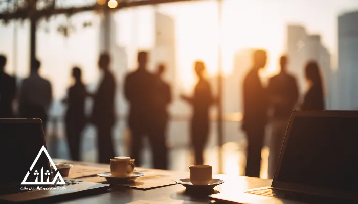 تصویر گروهی از مدیران در حال شبکه‌سازی در فضایی حرفه‌ای با نور غروب؛ نمادی از باشگاه مدیران به‌عنوان پلی برای دسترسی به فرصت‌های بی‌پایان از طریق ارتباطات و شبکه‌سازی هدفمند.