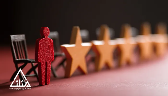 تصویر یک مهره قرمز انسانی در کنار ستاره‌های چوبی؛ نمادی از معیارهای ارزیابی عملکرد باشگاه‌های مدیران و کارآفرینان بر اساس کیفیت اعضا، ارزش‌آفرینی و سطح اثرگذاری.