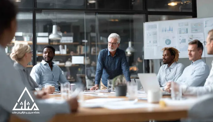 تصویر یک جلسه مدیریتی با حضور مدیران جوان و باتجربه در حال تحلیل داده‌ها و گفتگو؛ نمادی از اینکه چگونه باشگاه‌های مدیران با تسهیم تجربه، هم‌فکری و تحلیل تخصصی به تصمیم‌گیری بهتر و افزایش بهره‌وری مدیران کمک می‌کنند.