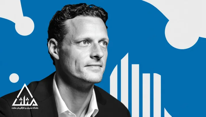 تصویر یک مدیر در حال نگاه به دوردست با پس‌زمینه‌ای مفهومی از نمودارها و نشانه‌های تحلیل؛ نمادی از فرآیند تصمیم‌گیری راهبردی مدیران در شرایط بحران بر پایه تحلیل داده، تفکر منطقی و مدیریت عدم‌قطعیت.