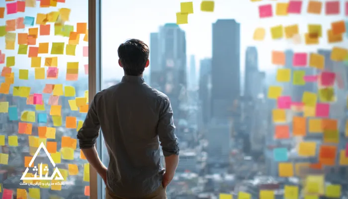 تصویر یک کارآفرین در حال تأمل مقابل پنجره‌ای مملو از یادداشت‌های رنگی؛ نمادی از مدل‌های ذهنی خلاق، تحلیل عمیق و شیوه تصمیم‌گیری کارآفرینان موفق در مسیر ساخت کسب‌وکار.