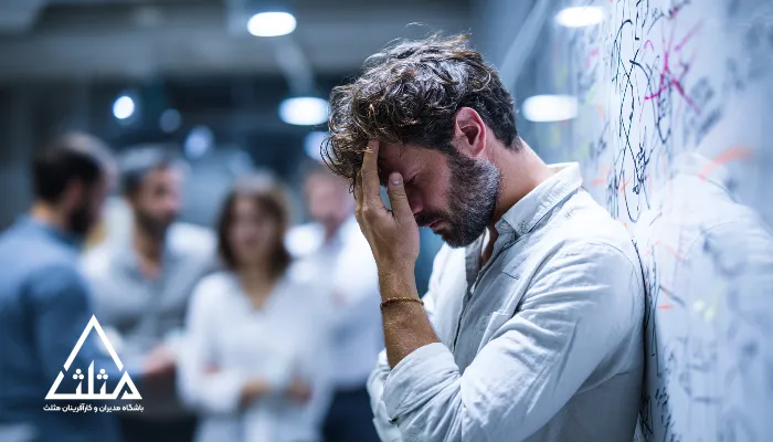 تصویر مدیری تحت فشار و نگران در کنار تخته برنامه‌ریزی، نمادی از چالش‌های رایج در اجرای استراتژی که نشان می‌دهد چرا بسیاری از برنامه‌های عالی در مرحله عمل شکست می‌خورند.