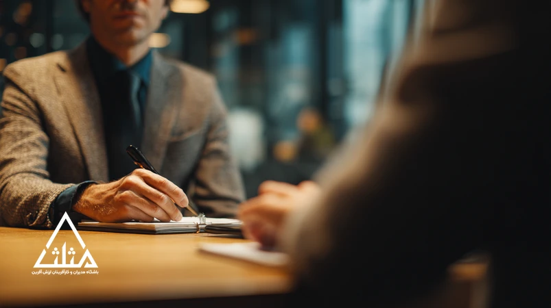 تصویر یک جلسه مذاکره حرفه‌ای در ایران با تمرکز بر گوش دادن فعال، تماس چشمی، یادداشت‌برداری و زبان بدن باز برای ایجاد اعتماد