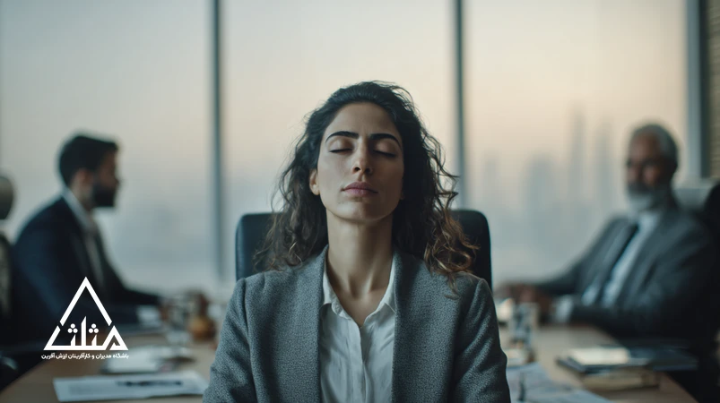 مدیر ایرانی در جلسه بحرانی با رهبری آرام و ذهن‌آگاهی مدیریتی؛ تمرکز عمیق برای تصمیم‌گیری در شرایط پرتنش و مدیریت استرس مدیران