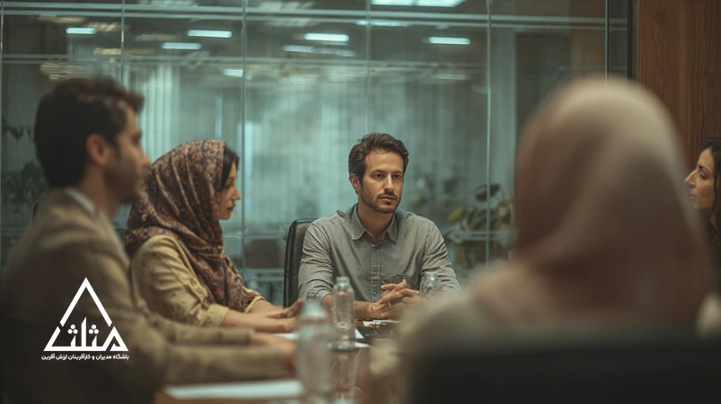 مدیر ایرانی با هوش هیجانی در جلسه تیمی؛ نمایش همدلی، شنیدن فعال و مدیریت تعارض در محیط کاری حرفه‌ای