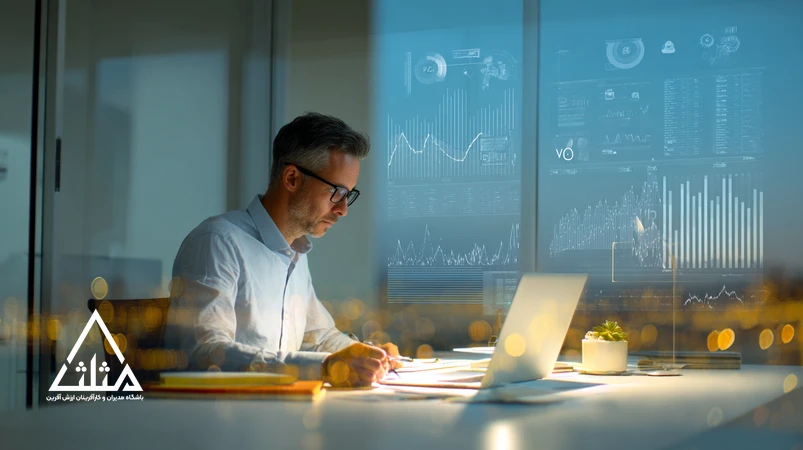 مدیر ایرانی در حال بررسی گزارش‌های مالی و مالیات بر ارزش افزوده با تمرکز بر حسابداری عملی، جریان نقدی و شفافیت مالی برای تصمیم‌سازی