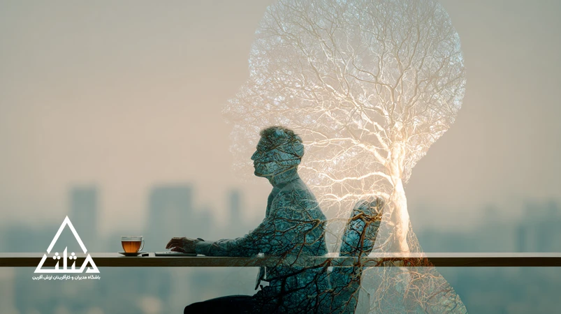 تصویر شاخص ذهن‌آگاهی در تصمیم‌های بزرگ؛ مدیر آرام با تمرکز در لحظه و وضوح فکری در پس‌زمینهٔ شهر، نماد درخت تصمیم و آرامش ذهنی