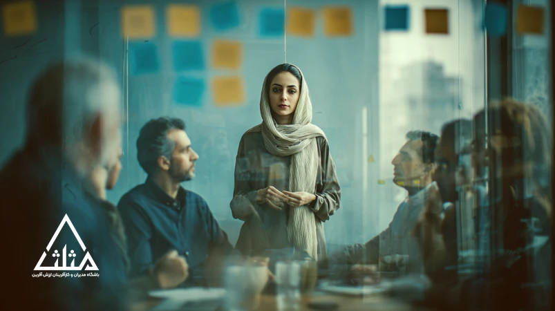 رهبر آرام در کنار تیم ایرانی در دفتر کار، مقابل داشبورد بحران؛ نمایش پایداری سازمانی در زمان بحران و تمرکز تیم بر اقدام‌های کوتاه‌مدت