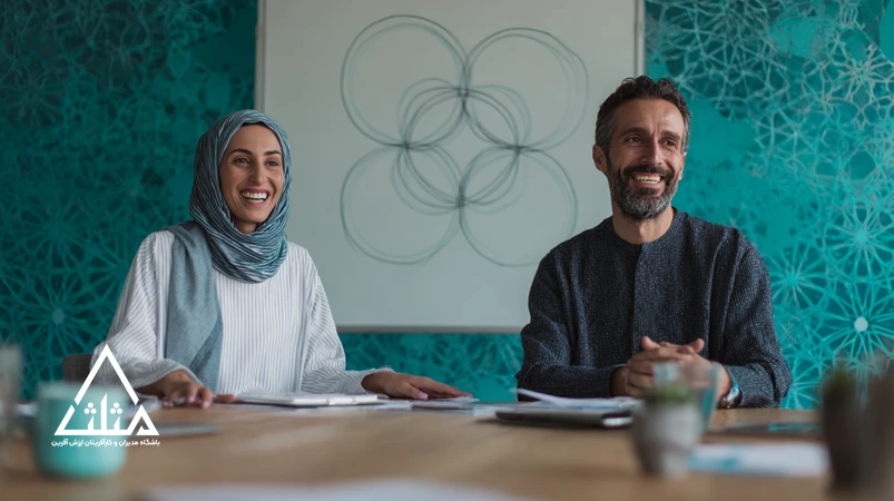 تصویر مذاکره حرفه‌ای بدون فشار با تمرکز بر مهارت مذاکره، قانع‌سازی و ارتباط مؤثر در یک دفتر مدرن ایرانی