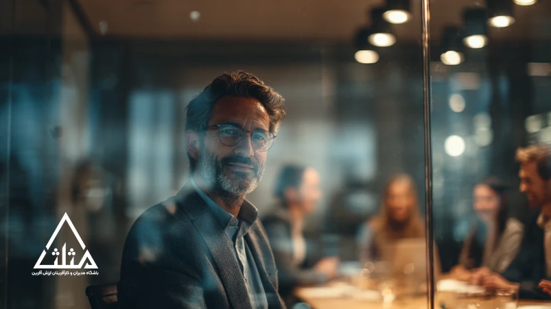 نمایی از یک رهبر باتجربه در دفتر مدرن تهران که سبک‌های رهبری موقعیتی (هدایتگری، مربیگری، حمایتی، واگذاری) را برای تیم توضیح می‌دهد