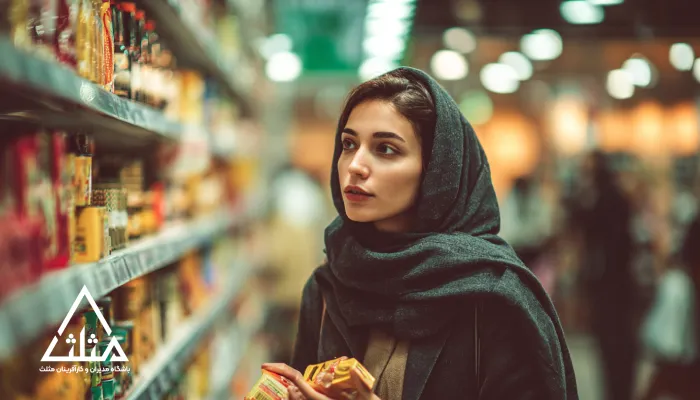 زن جوان ایرانی در حال بررسی و مقایسه محصولات در یک فروشگاه؛ لحظه تصمیم‌گیری خرید و نمایش روند روانشناسی انتخاب مشتری در بازار ایران.