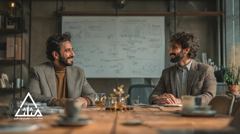 صحنهٔ مذاکرهٔ حرفه‌ای در یک دفتر ایرانی با نمایش ZOPA و BATNA، زبان بدن باز و شنیدن فعال برای رسیدن به نتیجهٔ برد–برد