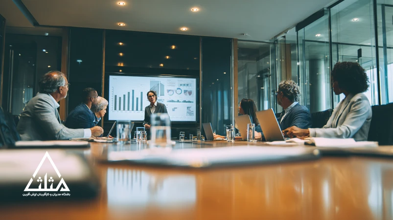 مدیران در حال تصمیم‌گیری گروهی در جلسه تیم مدیریتی با تمرکز بر خطاهای رایج تصمیم‌گیری جمعی