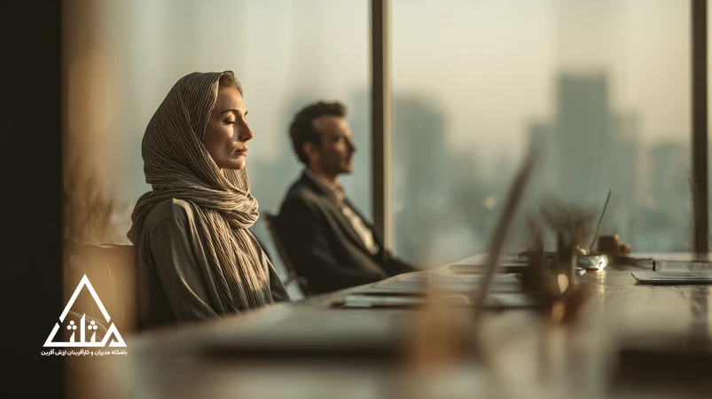 مدیر ایرانی در حال تمرین ذهن‌آگاهی برای افزایش تمرکز، آرامش و تصمیم‌گیری بهتر در محیط کاری حرفه‌ای