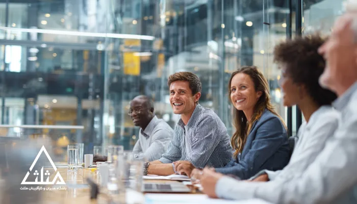 گروهی از مدیران حاضر در جلسه در حال صحبت