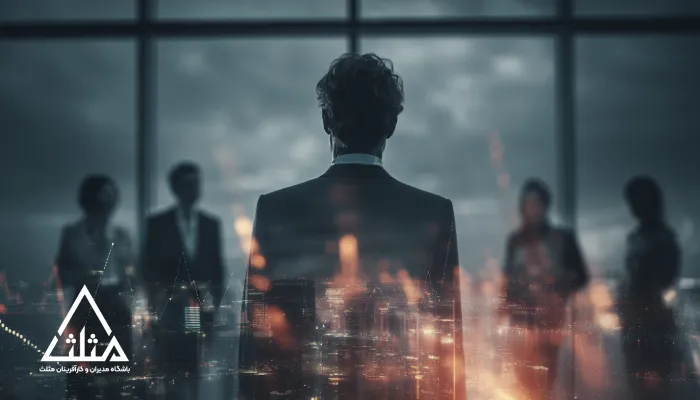 نمای پشت‌سر یک مدیر ارشد که در فضای اداری مدرن و در مقابل پنجره‌ای بزرگ ایستاده است؛ شهر و نورهای آن به‌صورت هم‌پوشانی دیده می‌شوند و اعضای تیم به‌طور محو در پس‌زمینه قرار دارند؛ تصویری نمادین از رهبری سازمانی، تصمیم‌گیری در بحران و مدیریت تغییر.