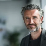 تصویر یک مدیر که در فکر تعادل کار و زندگی است