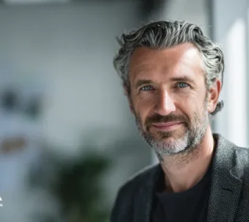 تصویر یک مدیر که در فکر تعادل کار و زندگی است