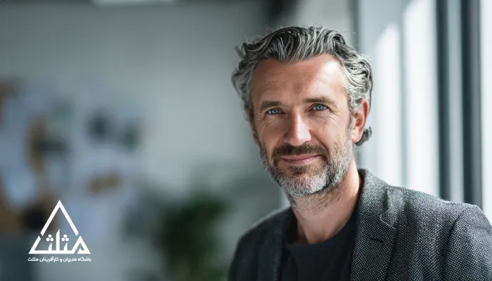 تصویر یک مدیر که در فکر تعادل کار و زندگی است