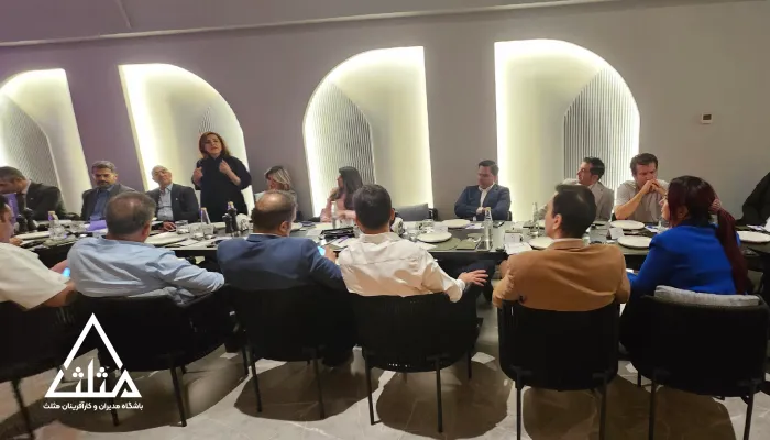 تصویر دکتر شیما شهرکی در حال سخنرانی در دومین میز مدیران مثلث
