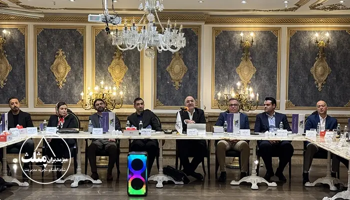 تصویر دکتر میرابی به همراه جمعی از مدیران در چهارمین دورهمی میز مدیران مثلث