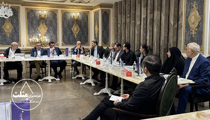 جمعی از مدیران در چهارمین دورهمی میز مدیران مثلث